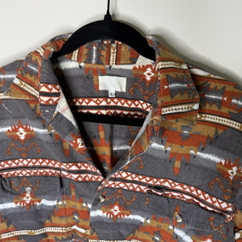 Geometric Patterned Button-Up Shirt - Picture 3 of 6